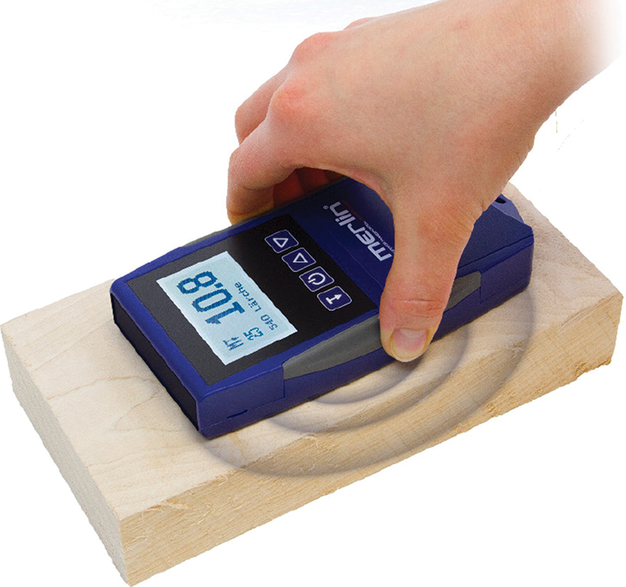 Nowość – wilgotnościomierz do posadzki oraz drewna surowego HM9 DUO, który pozwala na pomiar w pozycji pionowej (do 8 mm) oraz poziomej (do 40 mm). Fot. Penny Gondek