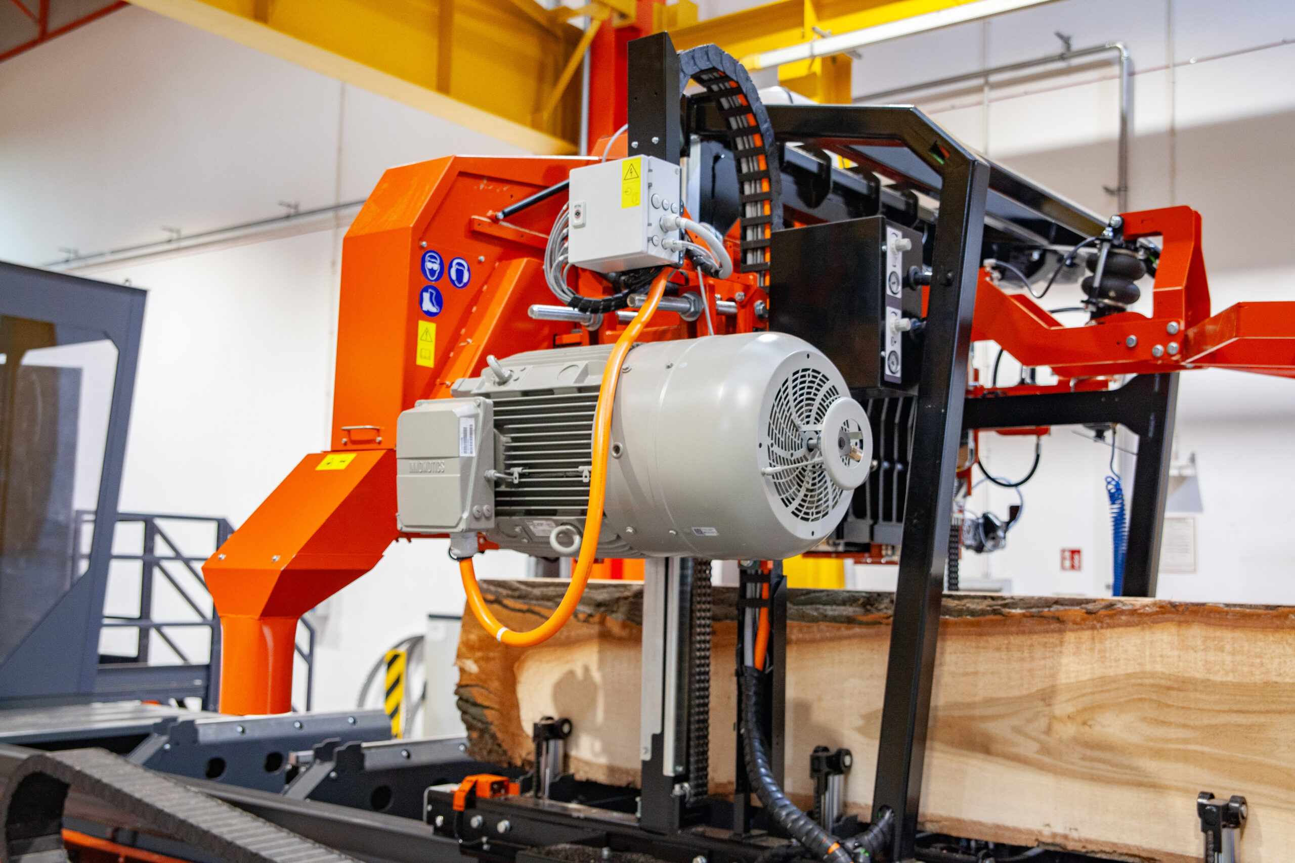 Wood-Mizer wprowadza na rynek WM5500: przemysłowy trak nowej generacji o zwiększonej wydajności i zaawansowanej technologii