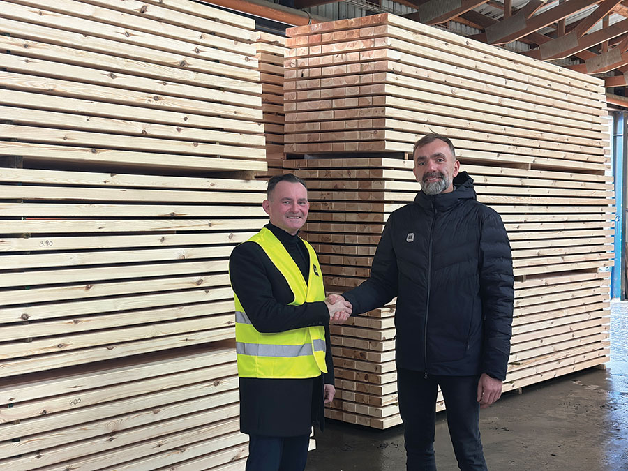 To było inspirujące spotkanie! Od prawej: Krystian Lüke – dyrektor tartaku Grupy Burkietowicz i Jacek Obarski, redaktor naczelny Kuriera Drzewnego.                                                                                                   Fot. Kurier Drzewny