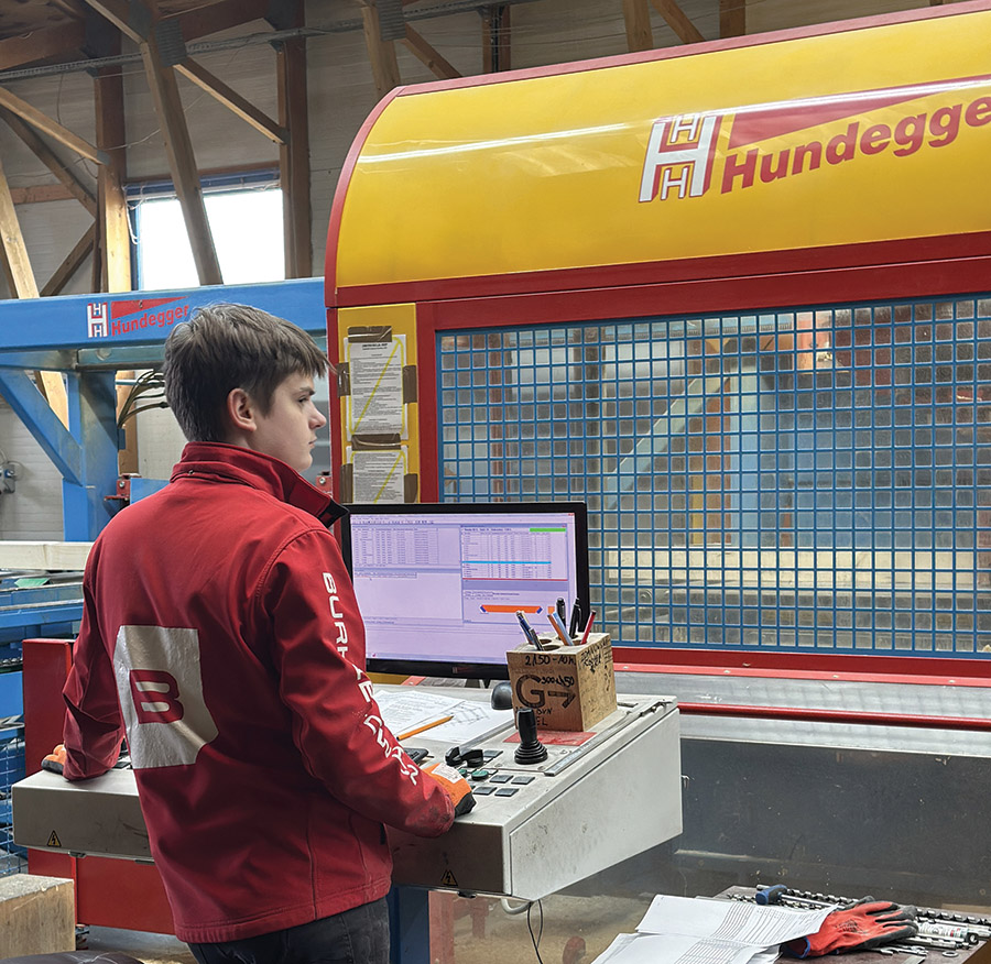 Stanowisko operatora CNC Hundegger.   Fot. Kurier Drzewny