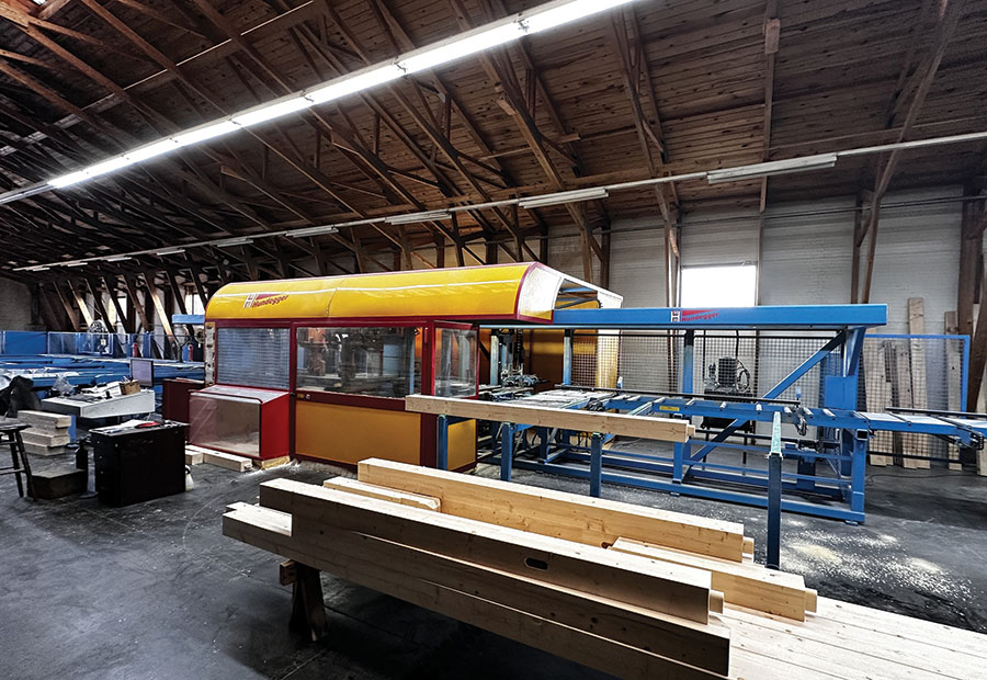 Nowoczesne centrum ciesielskie Hundegger K2i pozwala na obróbkę drewnianych elementów konstrukcyjnych z najwyższą precyzją.  Fot. Kurier Drzewny