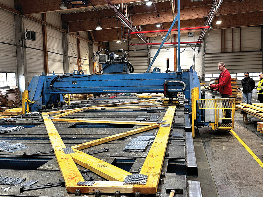 Trwałość wiązarów jest przez firmę zapewniona za pomocą oprogramowania, ale także poprzez zastosowanie renomowanych płytek kolczastych MITEK.                                                    Fot. Kurier Drzewny