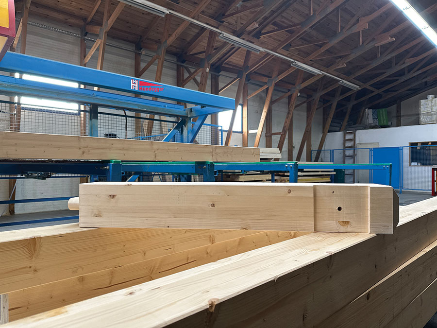 Czynności, jakie musiałby ręcznie wykonać cieśla są realizowane przez maszynę: szybko i dokładnie.  Fot. Kurier Drzewny