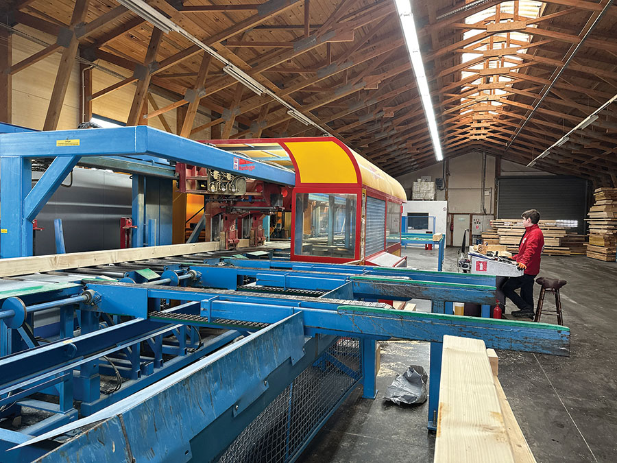 Centrum obróbcze Hundegger jest przystosowane do odróbki długich elementów.   Fot. Kurier Drzewny