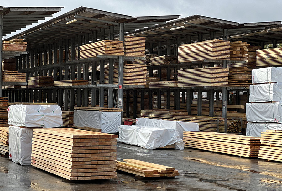 Firma zapewnia porządek na terenie m.in. poprzez zastosowanie regałów OHRA. Fot. Kurier Drzewny