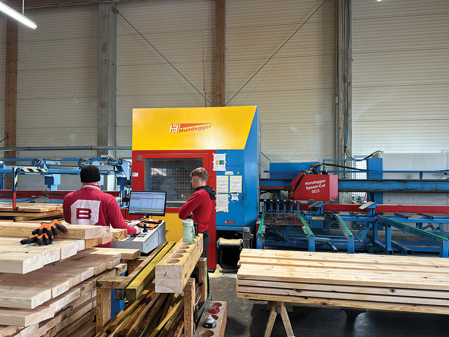 Na hali montażu wiązarów pracuje centrum obróbcze Hundegger K1, które pomaga w obróbce dodatkowych elementów konstrukcyjnych. Fot. Kurier Drzewny