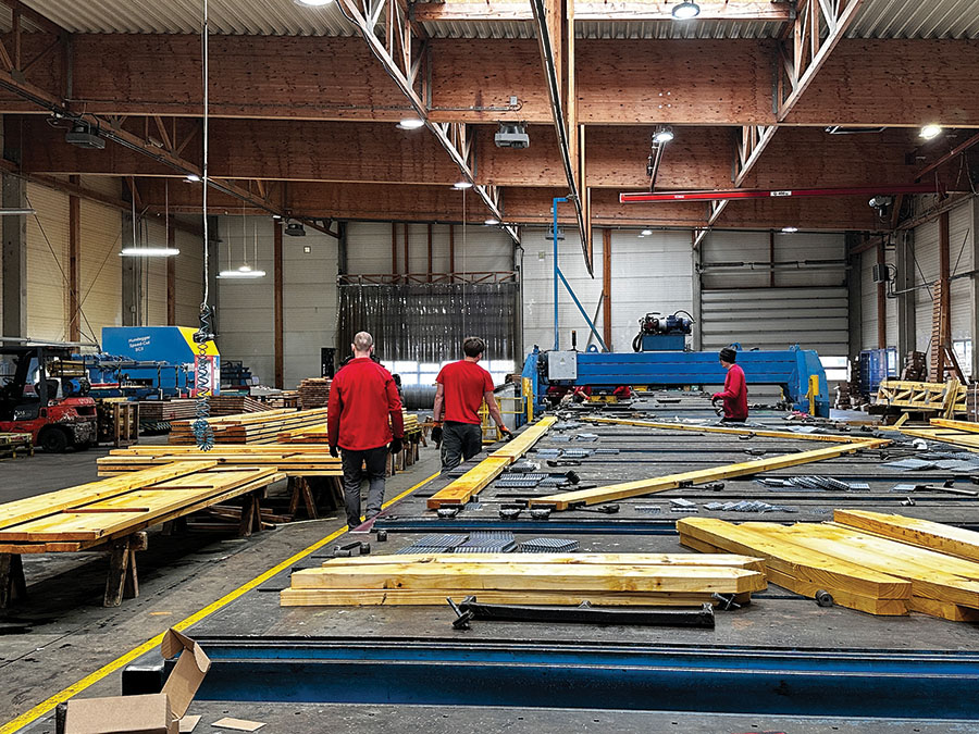 Trwałość wiązarów jest przez firmę zapewniona za pomocą oprogramowania, ale także poprzez zastosowanie renomowanych płytek kolczastych MITEK.  Fot. Kurier Drzewny