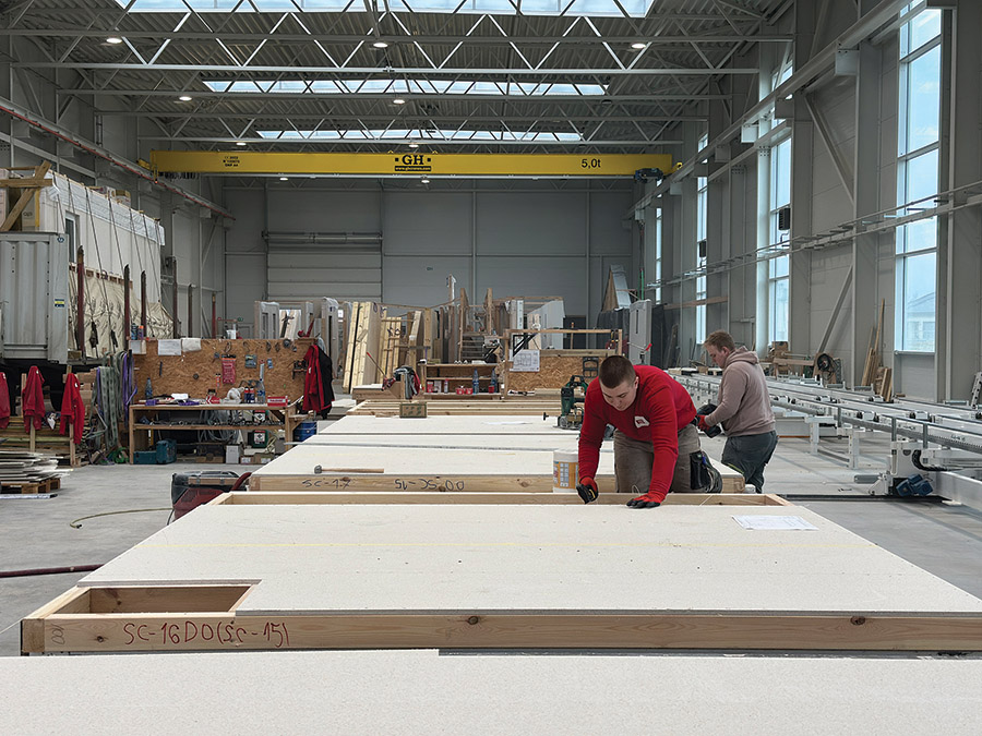 W osobnym zakładzie Grupy Burkietowicz powstają domy prefabrykowane, które są nowym kierunkiem rozwoju przedsiębiorstwa.  Fot. Kurier Drzewny