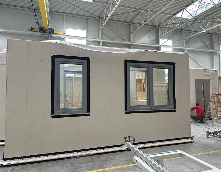 Z prefabrykowanych ścian powstaje gotowy dom, a jego czas budowy jest błyskawiczny.                                                                                                                                                      Fot. Kurier Drzewny, Grupa Burkietowicz