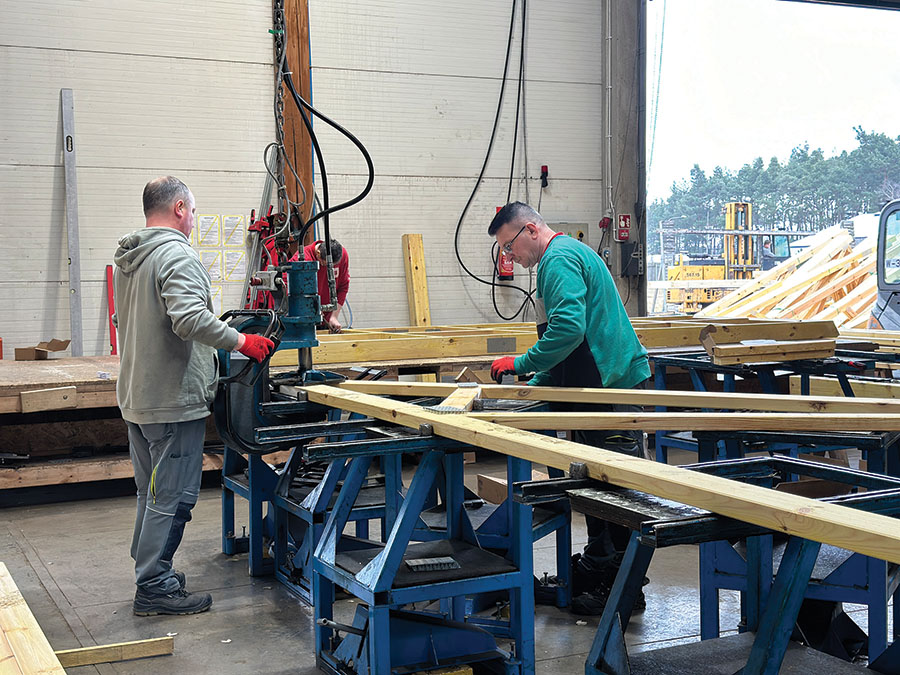 Montaż konstrukcji odbywa się we wręcz laboratoryjnych warunkach, z precyzją w trosce o jakość i bezpieczeństwo.  Fot. Kurier Drzewny