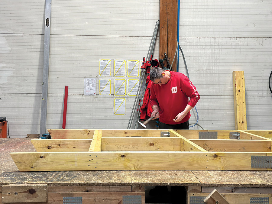 Montaż konstrukcji odbywa się we wręcz laboratoryjnych warunkach, z precyzją w trosce o jakość i bezpieczeństwo.                                                                                                                            Fot. Kurier Drzewny