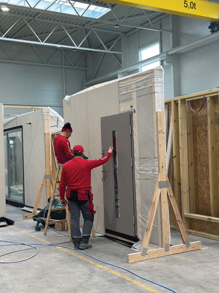 W osobnym zakładzie Grupy Burkietowicz powstają domy prefabrykowane, które są nowym kierunkiem rozwoju przedsiębiorstwa.  Fot. Kurier Drzewny