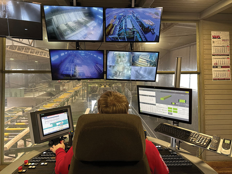 Manipulacja surowcem przebiega pod czujnym okiem operatora. Nie jest to łatwe!   Fot. Kurier Drzewny